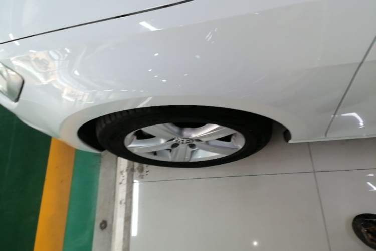 Used Volkswagen Golf 2016 1.6L Automatic Comfort Model Left Front Wheel Hub