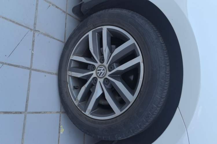 Used Volkswagen Golf 2016 230TSI Automatic Luxury Version Left Front Wheel Hub