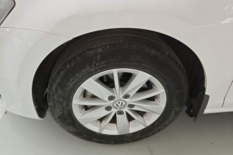 Used Volkswagen Golf 2016 1.6L Automatic Fashion Model Left Front Wheel Hub