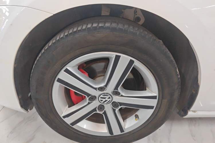 Used Volkswagen Golf 2016 230TSI Automatic Comfort Version Left Front Wheel Hub