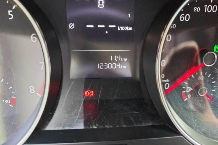 Used Volkswagen Golf 2016 1.6L Automatic Fashion Model Odometer Close Up