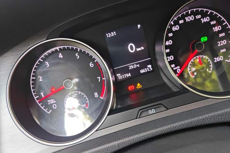 Used Volkswagen Golf 2016 230TSI Automatic Comfort Version Odometer Close Up