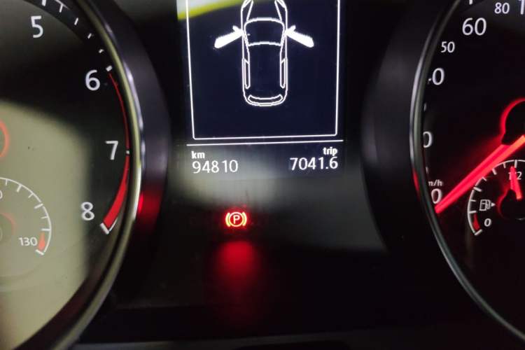 Used Volkswagen Golf 2016 1.6L Automatic Comfort Model Odometer Close Up
