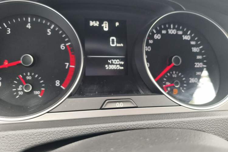Used Volkswagen Golf 2016 1.6L Automatic Fashion Model Odometer Close Up