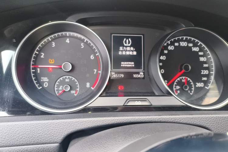 Used Volkswagen Golf 2016 1.4TSI Automatic R-Line Odometer Close Up
