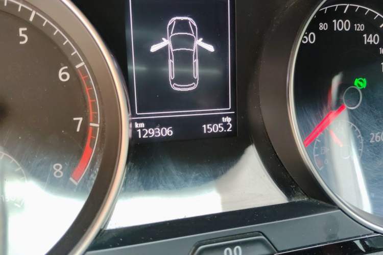 Used Volkswagen Golf 2016 1.4TSI Automatic R-Line Odometer Close Up