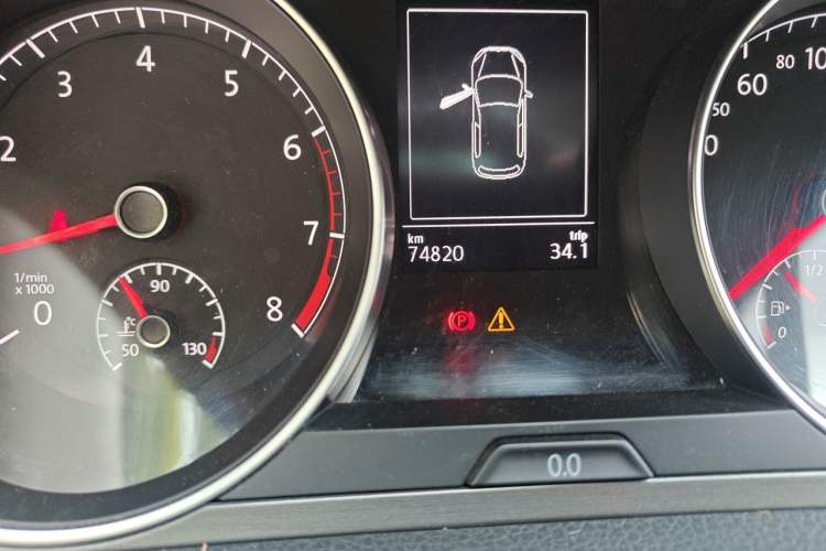 Used Volkswagen Golf 2016 230TSI Automatic Comfort Version Odometer Close Up
