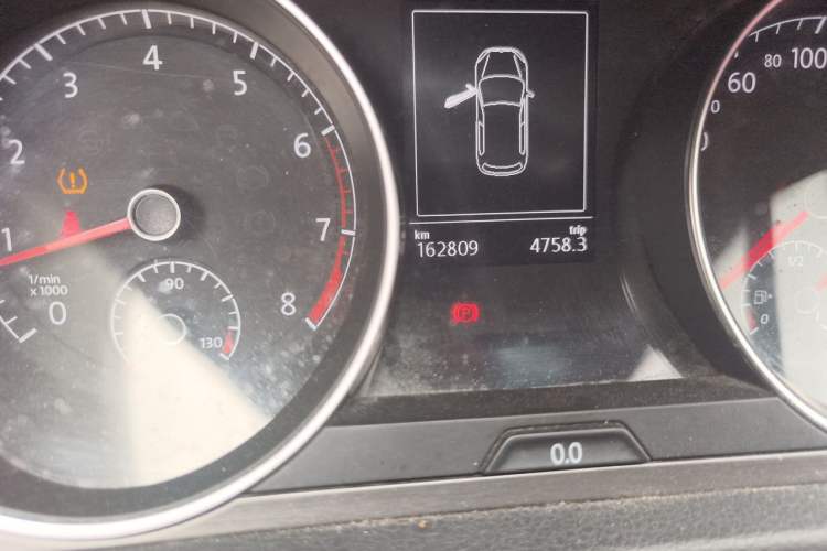 Used Volkswagen Golf 2016 230TSI Automatic Comfort Version Odometer Close Up