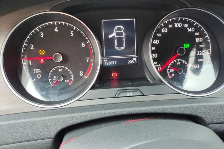 Used Volkswagen Golf 2016 230TSI Automatic Comfort Version Odometer Close Up