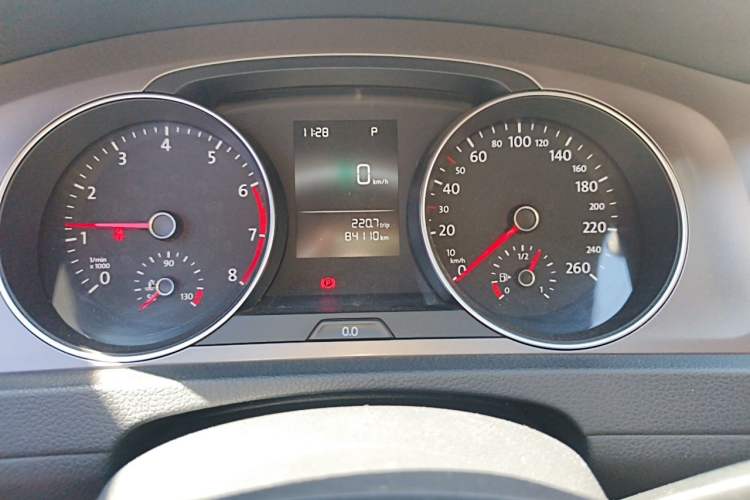 Used Volkswagen Golf 2016 1.6L Automatic Fashion Model Odometer Close Up