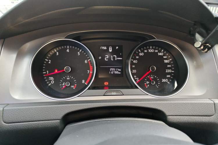 Used Volkswagen Golf 2016 1.6L Automatic Fashion Model Odometer Close Up