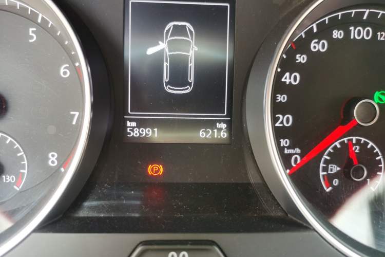 Used Volkswagen Golf 2016 1.6L Automatic Comfort Model Odometer Close Up