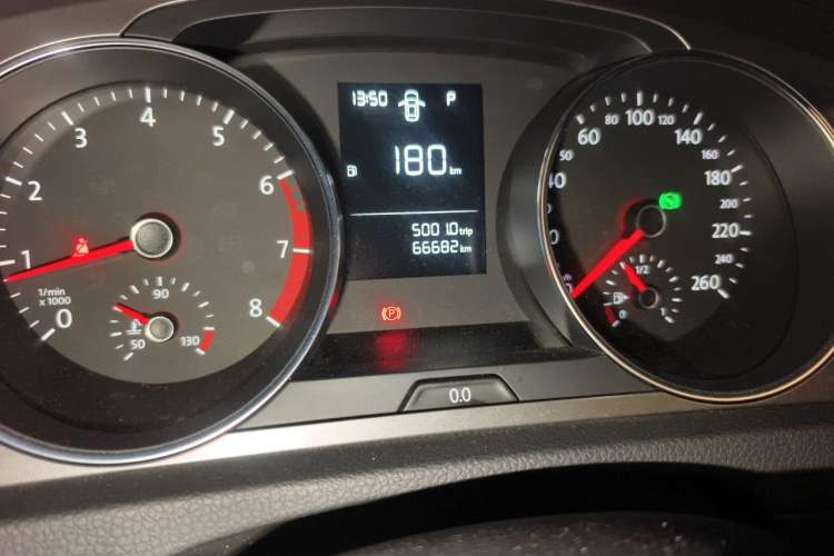 Used Volkswagen Golf 2016 1.6L Automatic Fashion Model Odometer Close Up