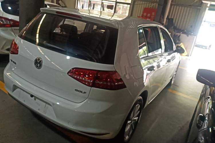 Used Volkswagen Golf 2016 1.6L Automatic Fashion Model Rear Right 45 Deg