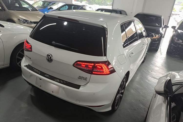 Used Volkswagen Golf 2016 1.4TSI Automatic R-Line Rear Right 45 Deg