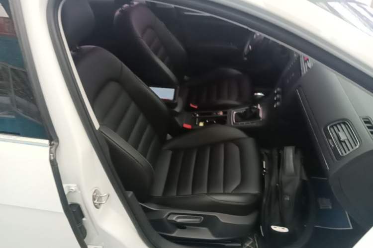 Used Volkswagen Golf 2016 230TSI Automatic Luxury Version Right Front Seat