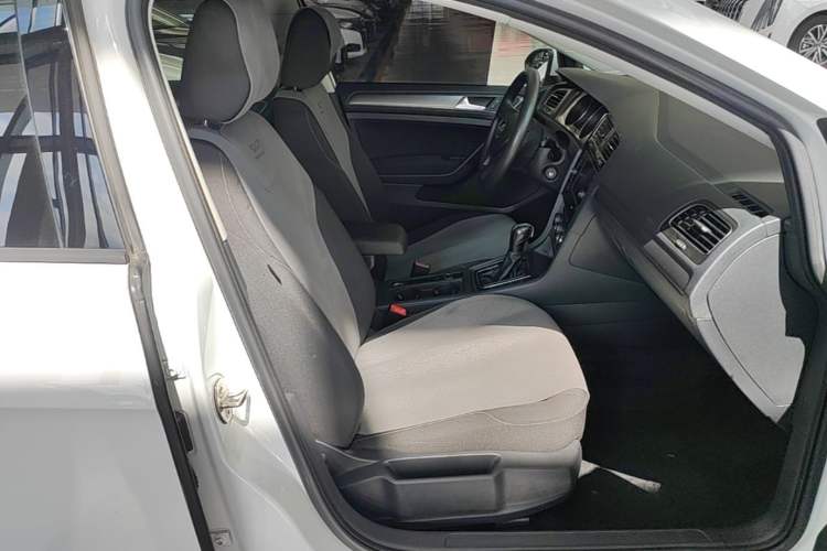 Used Volkswagen Golf 2016 1.6L Automatic Fashion Model Right Front Seat