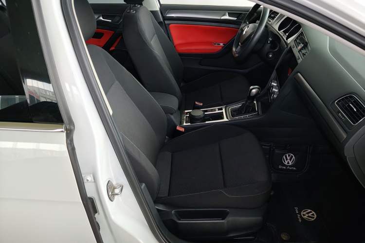 Used Volkswagen Golf 2016 1.6L Automatic Fashion Model Right Front Seat