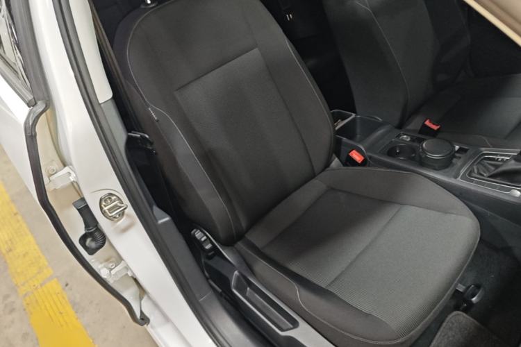 Used Volkswagen Golf 2016 1.6L Automatic Fashion Model Right Front Seat