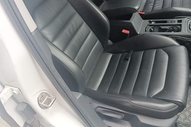 Used Volkswagen Golf 2016 230TSI Automatic Luxury Version Right Front Seat