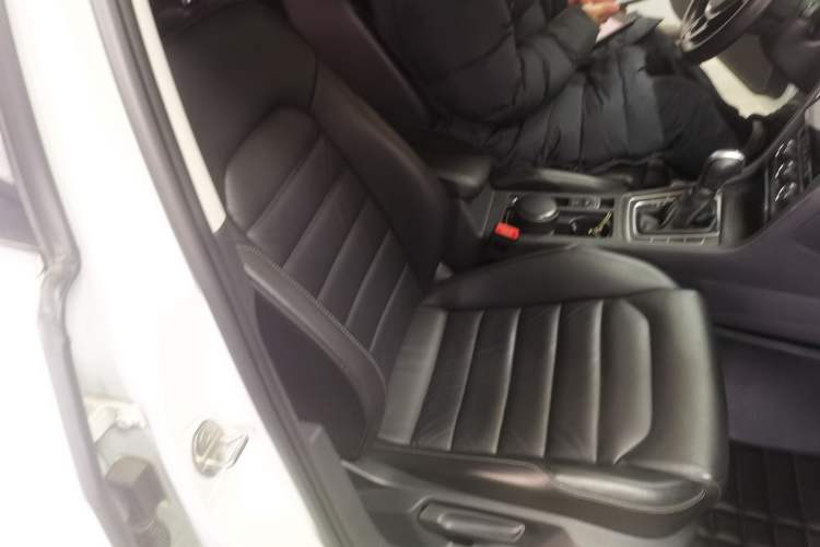 Used Volkswagen Golf 2016 230TSI Automatic Luxury Version Right Front Seat