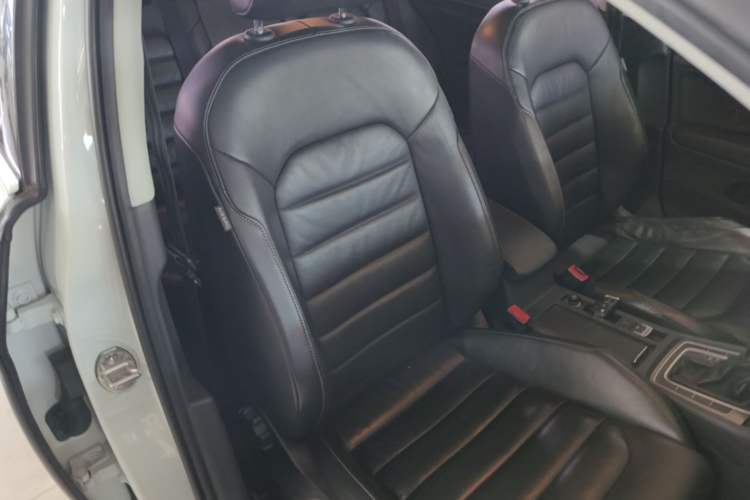 Used Volkswagen Golf 2016 230TSI Automatic Luxury Version Right Front Seat
