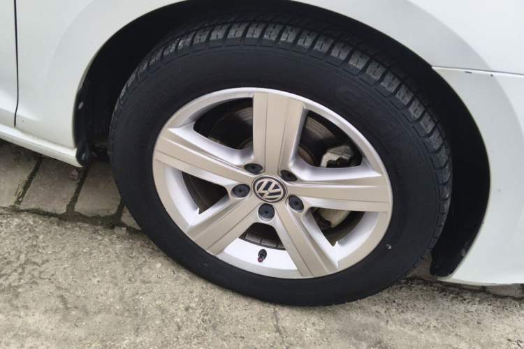 Used Volkswagen Golf 2016 230TSI Automatic Comfort Version Right Front Wheel Hub