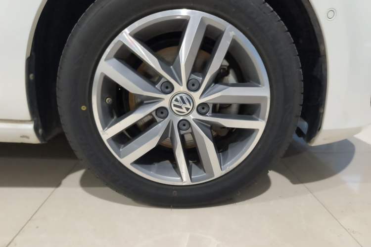 Used Volkswagen Golf 2016 230TSI Automatic Luxury Version Right Front Wheel Hub