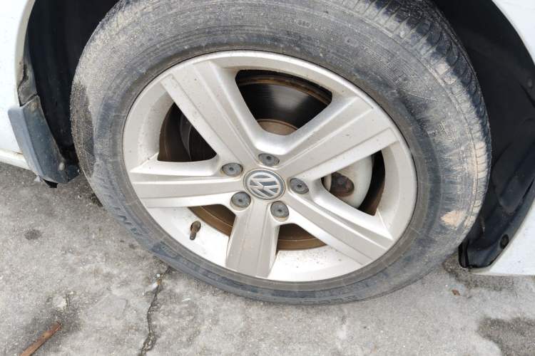 Used Volkswagen Golf 2016 1.6L Automatic Fashion Model Right Front Wheel Hub