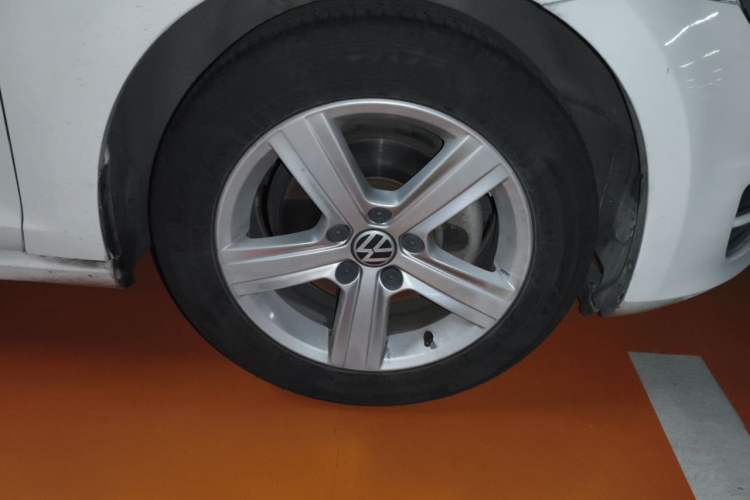 Used Volkswagen Golf 2016 230TSI Automatic Comfort Version Right Front Wheel Hub