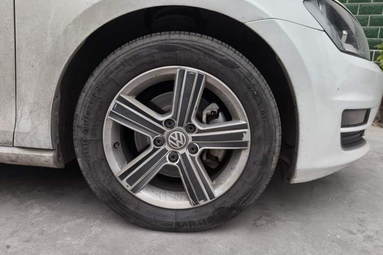 Used Volkswagen Golf 2016 1.6L Automatic Comfort Model Right Front Wheel Hub