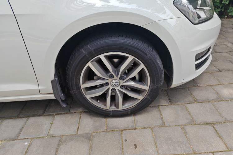 Used Volkswagen Golf 2016 230TSI Automatic Luxury Version Right Front Wheel Hub