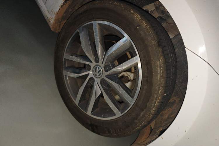 Used Volkswagen Golf 2016 230TSI Automatic Luxury Version Right Front Wheel Hub
