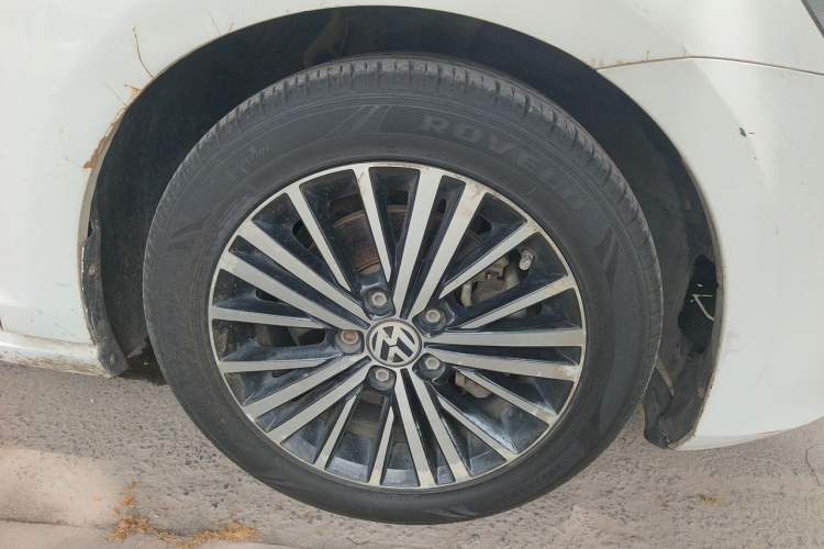 Used Volkswagen Golf 2016 230TSI Automatic Comfort Version Right Front Wheel Hub