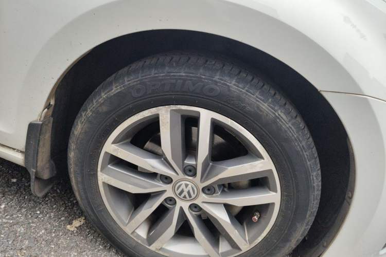 Used Volkswagen Golf 2016 230TSI Automatic Luxury Version Right Front Wheel Hub
