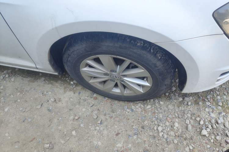 Used Volkswagen Golf 2016 1.6L Automatic Fashion Model Right Front Wheel Hub