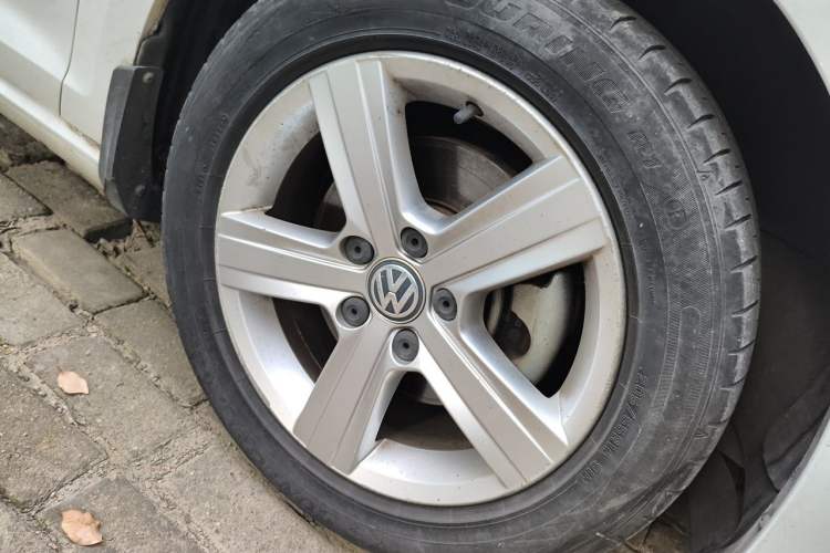 Used Volkswagen Golf 2016 1.6L Automatic Comfort Model Right Front Wheel Hub