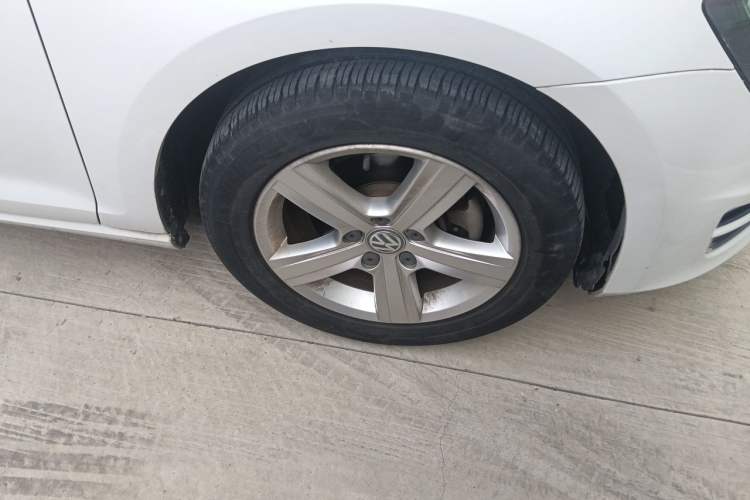Used Volkswagen Golf 2016 230TSI Automatic Comfort Version Right Front Wheel Hub
