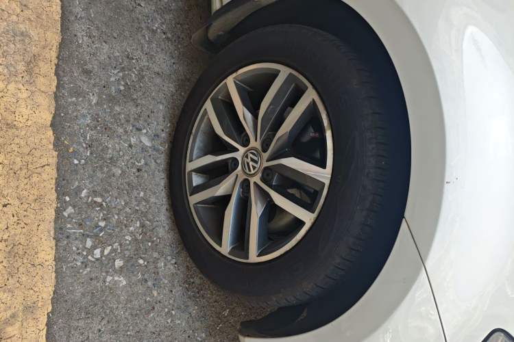 Used Volkswagen Golf 2016 230TSI Automatic Comfort Version Right Front Wheel Hub