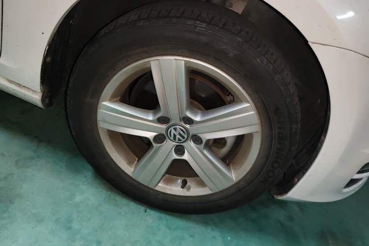 Used Volkswagen Golf 2016 1.6L Automatic Comfort Model Right Front Wheel Hub