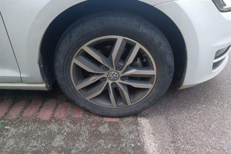 Used Volkswagen Golf 2016 230TSI Automatic Luxury Version Right Front Wheel Hub