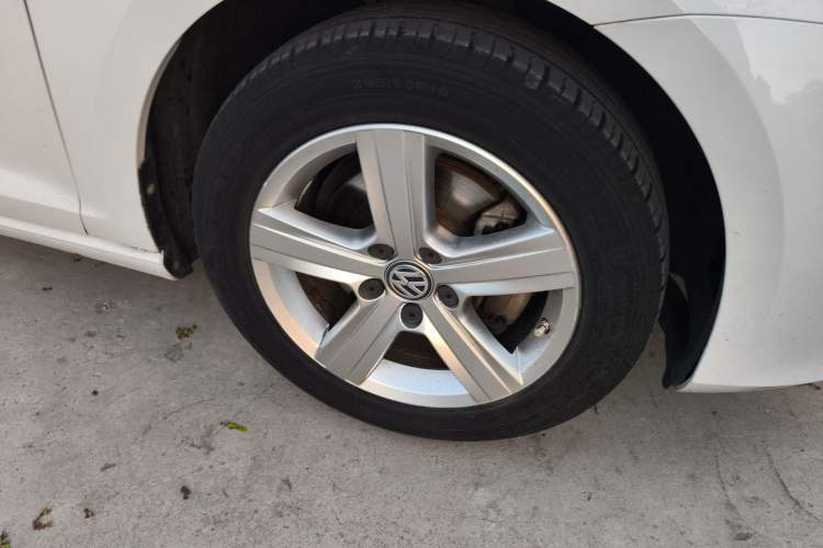 Used Volkswagen Golf 2016 230TSI Automatic Comfort Version Right Front Wheel Hub