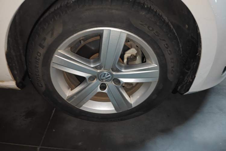 Used Volkswagen Golf 2016 1.6L Automatic Comfort Model Right Front Wheel Hub