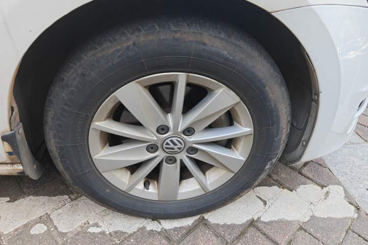 Used Volkswagen Golf 2016 1.6L Automatic Fashion Model Right Front Wheel Hub