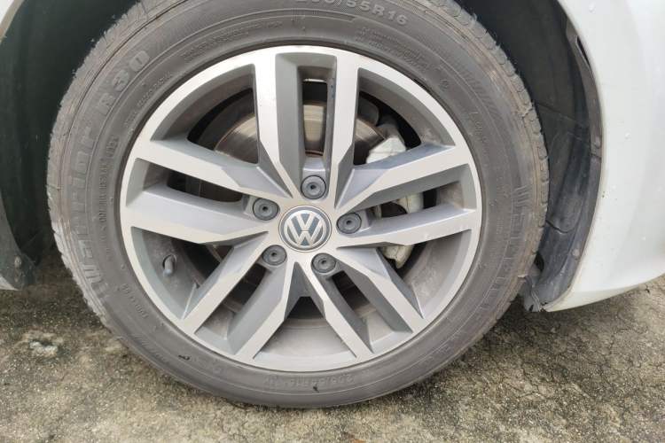 Used Volkswagen Golf 2016 230TSI Automatic Luxury Version Right Front Wheel Hub