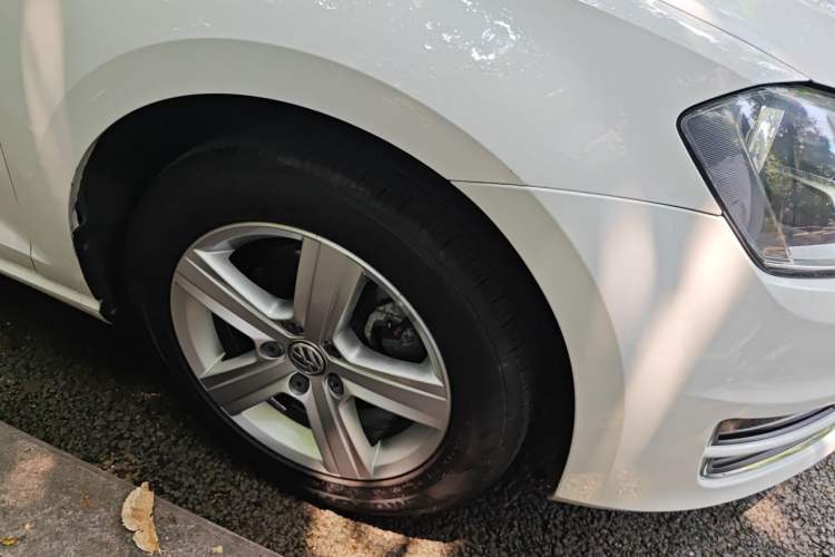 Used Volkswagen Golf 2016 230TSI Automatic Comfort Version Right Front Wheel Hub