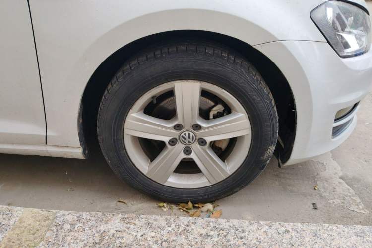 Used Volkswagen Golf 2016 1.6L Automatic Comfort Model Right Front Wheel Hub