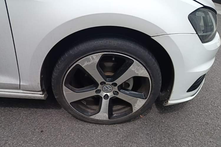 Used Volkswagen Golf 2016 1.4TSI Automatic R-Line Right Front Wheel Hub