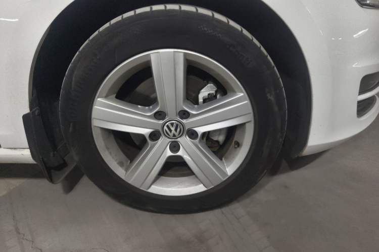 Used Volkswagen Golf 2016 1.6L Automatic Comfort Model Right Front Wheel Hub