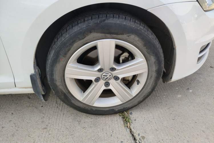 Used Volkswagen Golf 2016 230TSI Automatic Comfort Version Right Front Wheel Hub
